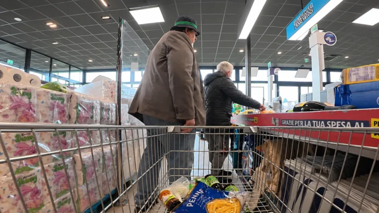 Globus dává každé pondělí slevu 5&nbsp;%&nbsp;pro zákazníky nad 65 let: Mladší za stejný nákup musí zaplatit víc
