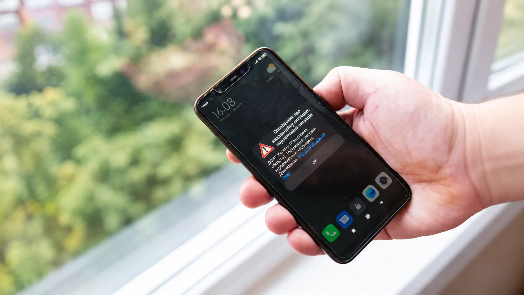 Nový systém varování obyvatel (2027): Při povodni nebo požáru vám stát pošle výstrahu rovnou na displej mobilu