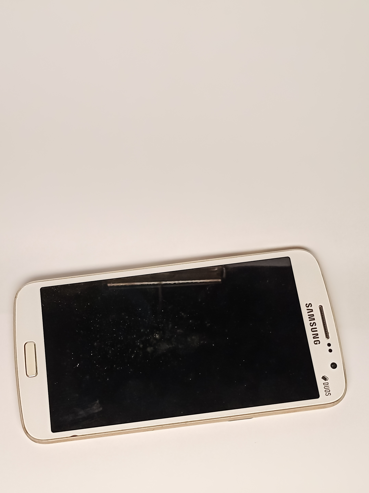 Starý zaprášený telefon Samsung Galaxy s Androidem