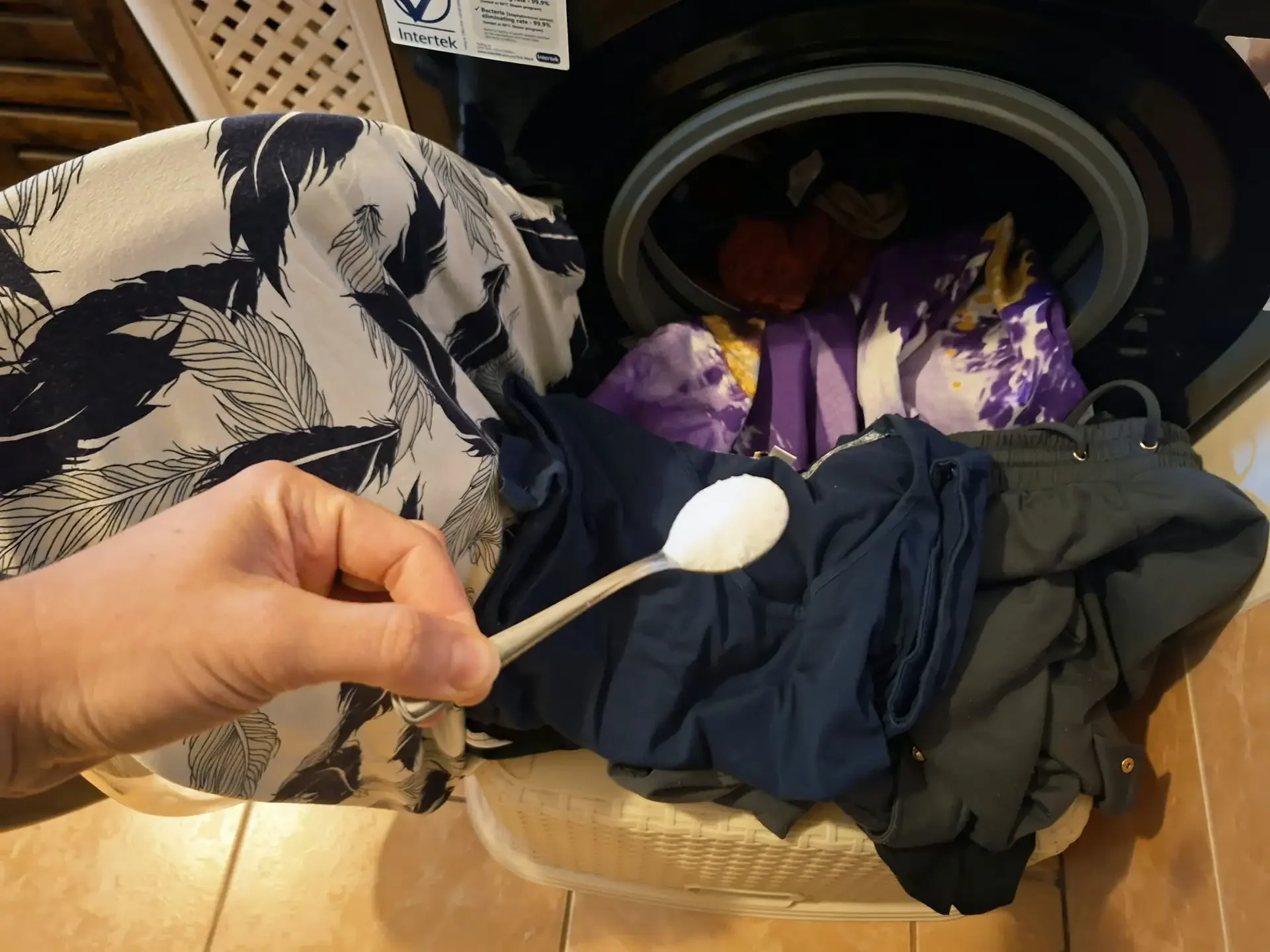 Sůl přidaná mezi prádlo do pračky.