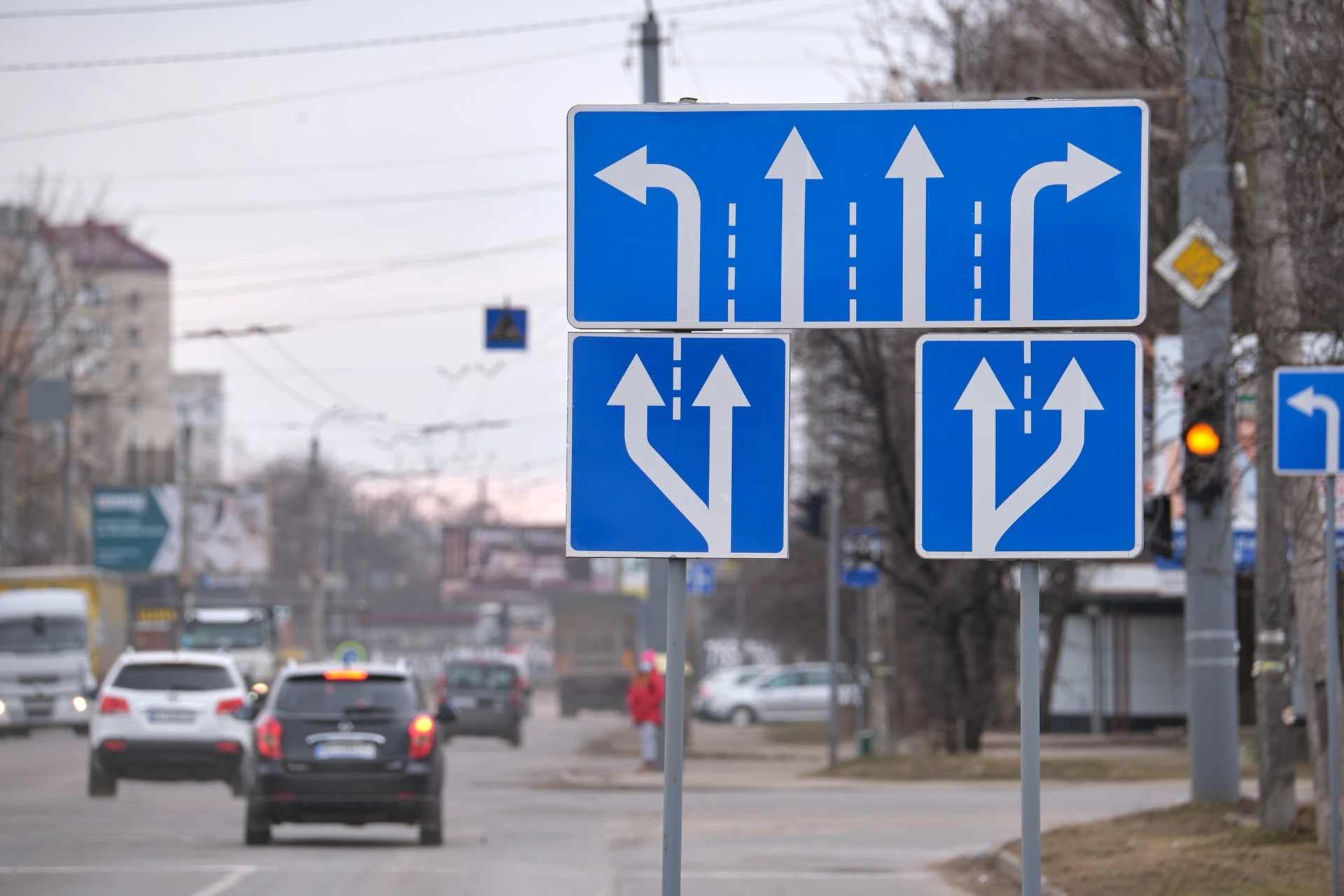 Modré tabule s řadicími pruhy u městské silnice