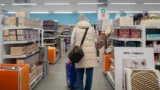 Action prodává skládací úložný taburet za 449&nbsp;Kč: Schováte do něj deku i&nbsp;polštáře, našli jsme 3 alternativy
