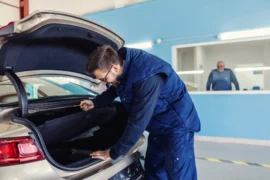 Před STK zkontrolujte kufr: Auto s&nbsp;rezervou bez klíče na kola a&nbsp;zvedáku neprojde, další prohlídka stojí od 300&nbsp;Kč