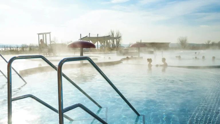 Nejlepší termální lázně v&nbsp;ČR: Nemusíte do Maďarska. Voda ve Varech má 38&nbsp;°C, vstup v&nbsp;Janských Lázních stojí jen 150&nbsp;Kč