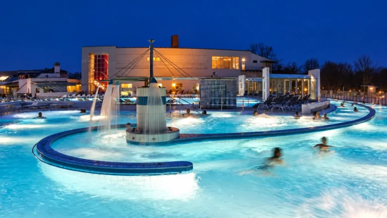 Nejlepší termální lázně blízko hranic (2026): Polské Termy Cieplickie baví děti, německé Europa Therme sázejí na klid