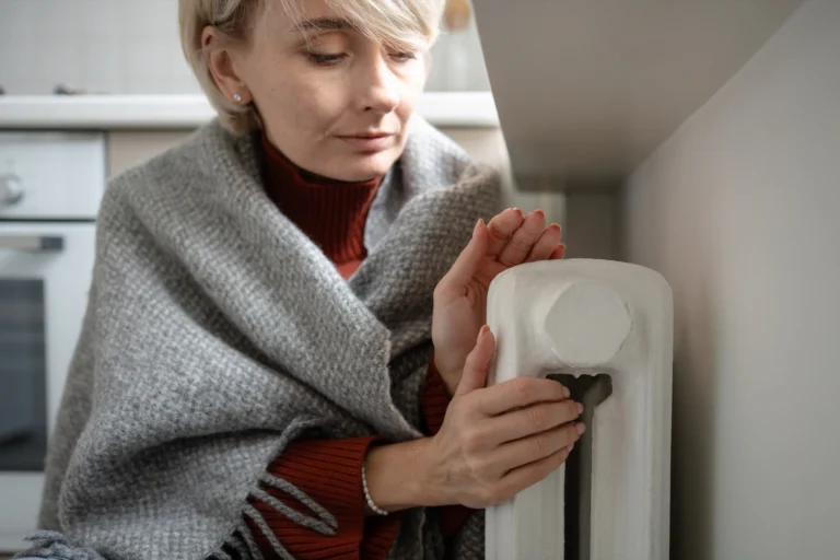 Topná sezóna (2026): Češi řeší topení v&nbsp;nájemním bytě. Vyhláška chce v&nbsp;obýváku 20&nbsp;°C, teploměr ale musí ukázat víc