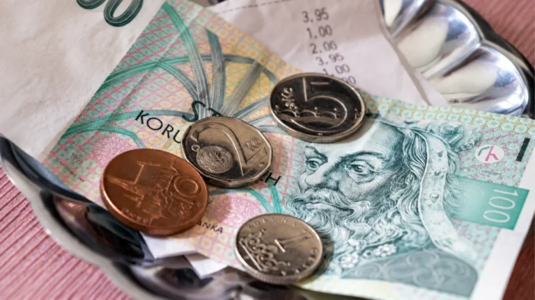 Český trik, jak srazit spropitné: Hosté dají kulatou částkou kolem 5&nbsp;%, u&nbsp;menšího účtu přesto působí štědře