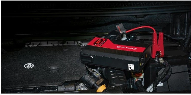 Startovací zdroj ULTIMATE SPEED UPK 10 H5 připojený k autobaterii v motorovém prostoru