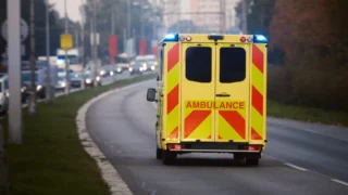 Řidič sanitky jel s&nbsp;pacientkou 132&nbsp;km/h na osmdesátce: Zaměstnavatel po něm chtěl 240 tisíc za poškozenou pověst