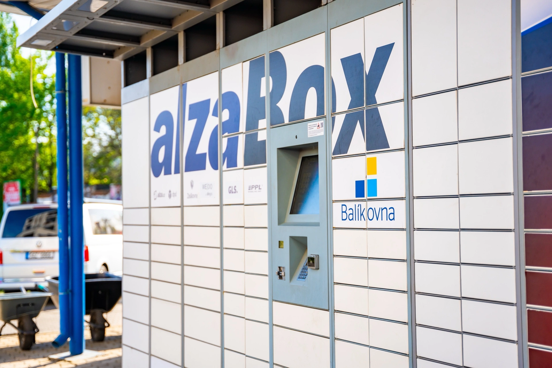 Výdejní box AlzaBox s logy Balíkovny a dalších dopravců