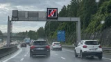 Značka s&nbsp;bílým kosočtvercem mate řidiče ve Francii: Vyhrazené pruhy platí jen část dne, za vjezd hrozí pokuta 3&nbsp;300&nbsp;Kč
