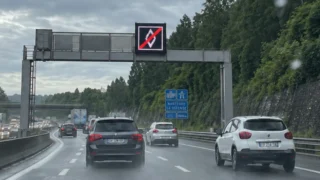 Značka s&nbsp;bílým kosočtvercem mate řidiče ve Francii: Vyhrazené pruhy platí jen část dne, za vjezd hrozí pokuta 3&nbsp;300&nbsp;Kč